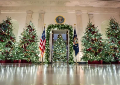 Melania Trump presenta la Navidad en la Casa Blanca con el tema “El hogar está donde está el corazón”