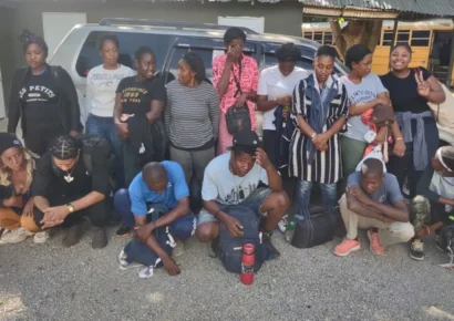 Ejército intercepta jeepeta con 15 indocumentados tras persecución en Navarrete