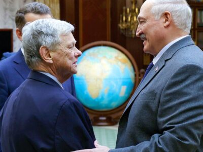 EE.UU. levanta sanciones al potasio de Bielorrusia tras reunión con Lukashenko