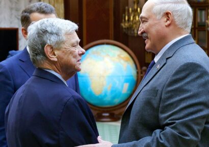 EE.UU. levanta sanciones al potasio de Bielorrusia tras reunión con Lukashenko