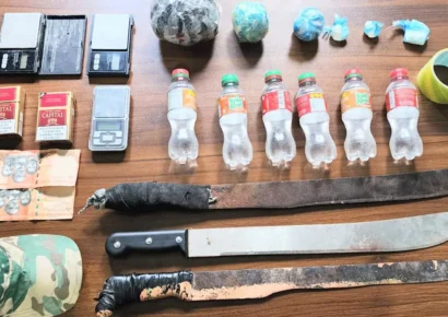 Autoridades incautan drogas, ron adulterado y armas en allanamientos en Barahona