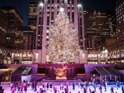 Se ilumina el icónico árbol de Navidad del Rockefeller Center en el corazón de Manhattan