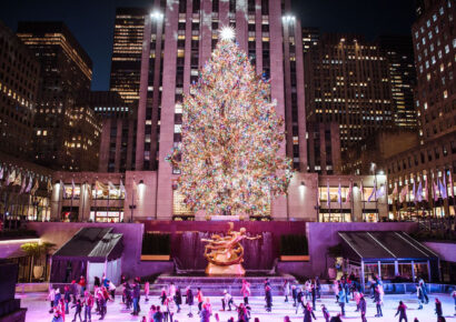 Se ilumina el icónico árbol de Navidad del Rockefeller Center en el corazón de Manhattan