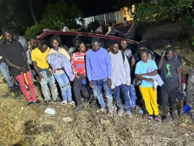 Detienen miniván con 21 indocumentados en Guayubín tras huida del conductor