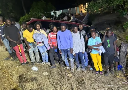 Detienen miniván con 21 indocumentados en Guayubín tras huida del conductor