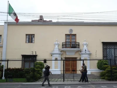 Perú refuerza la seguridad en la embajada de México ante posible fuga de ex primera ministra