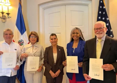 Embajadora de EE.UU, Leah F. Campos sostiene encuentro con organizaciones provida en RD