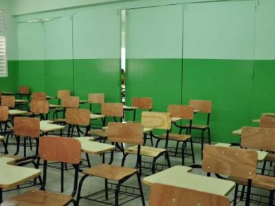 Padres y docentes suspenden docencia en escuela Rafaela Jiminián por retraso en reparación