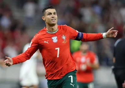 Cristiano Ronaldo marca gol involuntario y se acerca a los 1000 en liga Arabia Saudí
