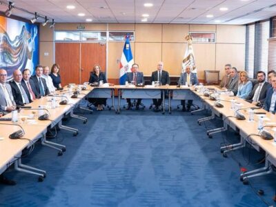 Gobernador del Banco Central Valdez Albizu destaca la estabilidad de la banca nacional en reunión con líderes del sector