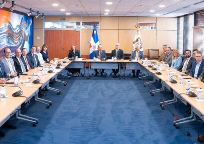 Gobernador del Banco Central Valdez Albizu destaca la estabilidad de la banca nacional en reunión con líderes del sector