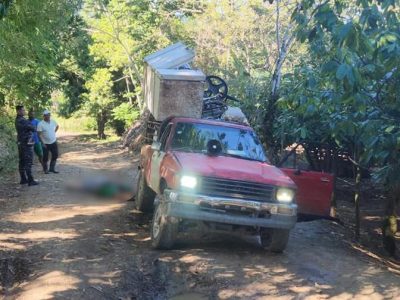 Dos hombres mueren electrocutados tras caer cable eléctrico sobre vehículo en Espaillat