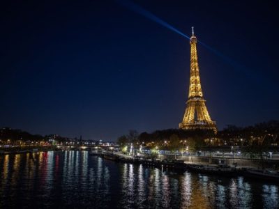 La Torre Eiffel vuelve a brillar en la noche de París