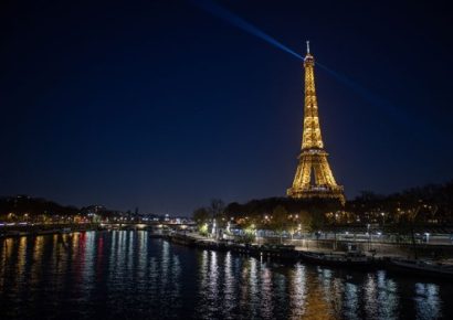 La Torre Eiffel vuelve a brillar en la noche de París