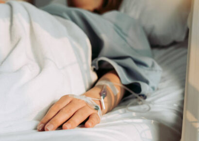 Miembro de la DNCD deja gravemente herida a una mujer y a sus dos hijos en Baní