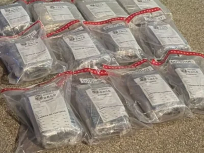 Detienen a un hombre con presunta marihuana oculta en una jeepeta