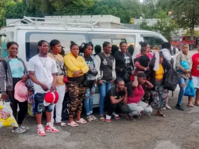 Detienen conductor de minibús transportando a 15 indocumentados en Azua