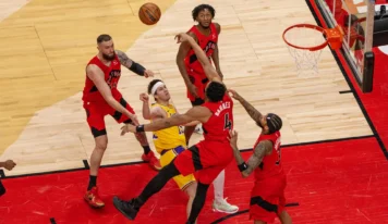 Reaves lidera a los Lakers a otra victoria sobre los Raptors, mientras LeBron y Doncic pasan desapercibidos