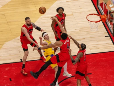 Reaves lidera a los Lakers a otra victoria sobre los Raptors, mientras LeBron y Doncic pasan desapercibidos