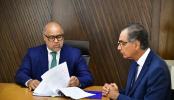 Exdirector de SeNaSa Santiago Hazim se presenta en la Procuraduría acompañado de su abogado