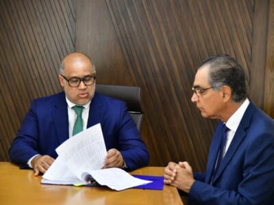 Exdirector de SeNaSa Santiago Hazim se presenta en la Procuraduría acompañado de su abogado