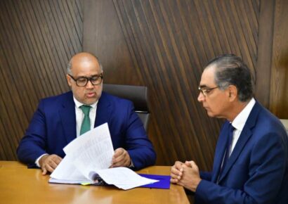 Exdirector de SeNaSa Santiago Hazim se presenta en la Procuraduría acompañado de su abogado