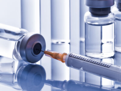 FDA investiga posibles vínculos entre vacunas contra la covid-19 y muertes en EE.UU.