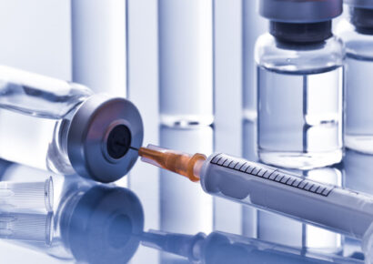 FDA investiga posibles vínculos entre vacunas contra la covid-19 y muertes en EE.UU.