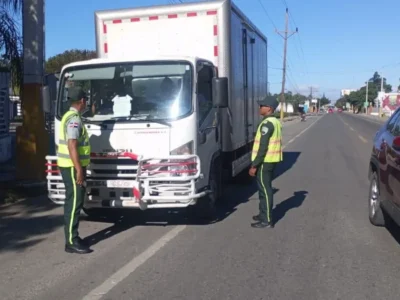Agentes y socorristas refuerzan la seguridad vial mientras el país celebra en familia