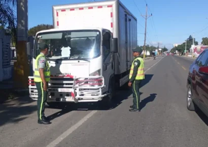 Agentes y socorristas refuerzan la seguridad vial mientras el país celebra en familia