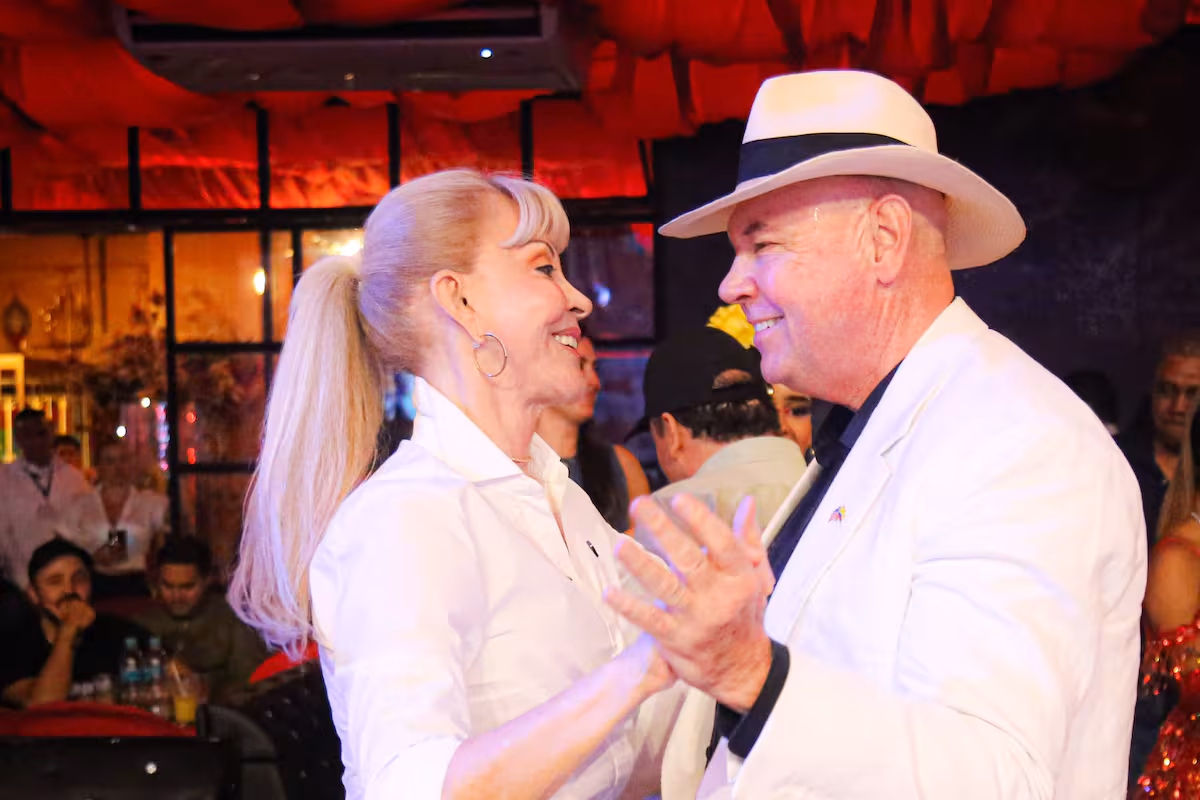 Embajador encargado de EE.UU. en Colombia baila salsa durante visita a la Feria de Cali