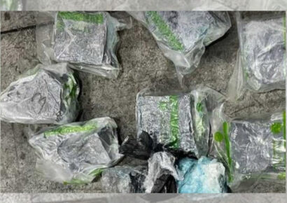 Ocupan ocho paquetes de presunta cocaína en el AILA