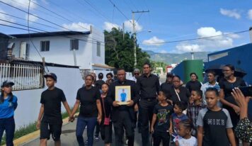 Familiares de adolescente asesinado en Santiago realizan vigilia y exigen justicia