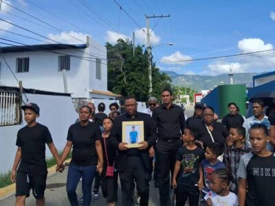 Familiares de adolescente asesinado en Santiago realizan vigilia y exigen justicia