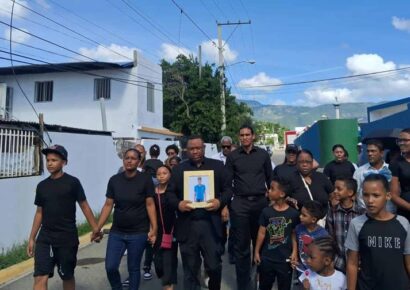 Familiares de adolescente asesinado en Santiago realizan vigilia y exigen justicia