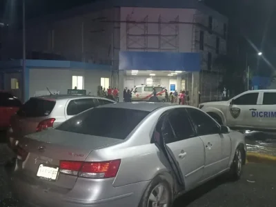 Encuentran sin vida a un oficial retirado dentro de su vehículo en parqueo del Hospital Calventi