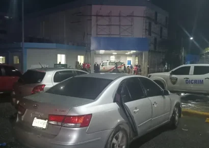 Encuentran sin vida a un oficial retirado dentro de su vehículo en parqueo del Hospital Calventi