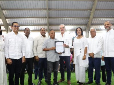 Abinader entrega 517 títulos de propiedad a familias de Neiba y garantiza ahorro millonario en trámites