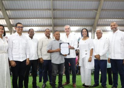 Abinader entrega 517 títulos de propiedad a familias de Neiba y garantiza ahorro millonario en trámites