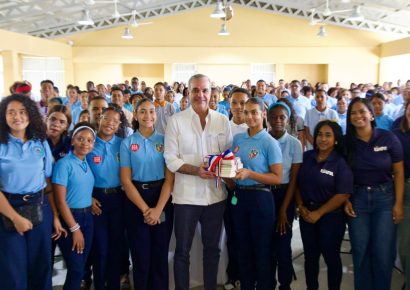 Presidente Abinader exhorta a estudiantes de Neiba a aprovechar becas del Gobierno y se reúne con productores de uva