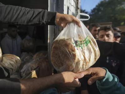 Alimentos regresan a los mercados de Gaza: altos precios y escasez de efectivo limitan el acceso