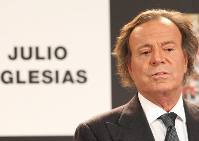 Julio Iglesias publica mensajes de WhatsApp de sus exempleadas para defenderse de las denuncias.