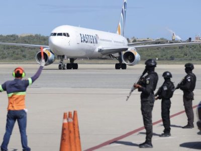 Venezuela recibe el primer vuelo con migrantes deportados desde EE. UU. tras la detención de Maduro