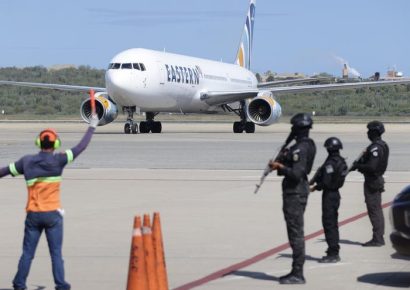 Venezuela recibe el primer vuelo con migrantes deportados desde EE. UU. tras la detención de Maduro