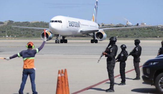 Venezuela recibe el primer vuelo con migrantes deportados desde EE. UU. tras la detención de Maduro