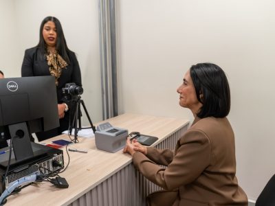 Raquel Arbaje recibe su pasaporte electrónico y actualiza su estatus civil