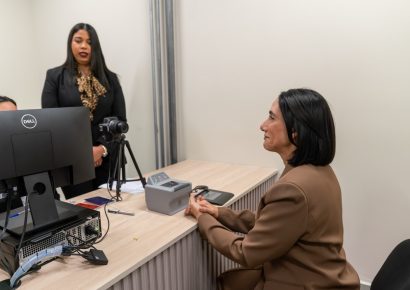 Raquel Arbaje recibe su pasaporte electrónico y actualiza su estatus civil