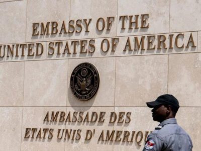 Alerta de seguridad en Puerto Príncipe por intensos tiroteos, advierte la Embajada de EE. UU.