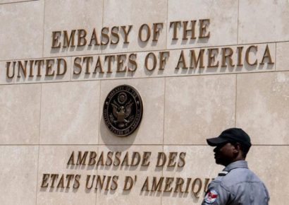 Alerta de seguridad en Puerto Príncipe por intensos tiroteos, advierte la Embajada de EE. UU.