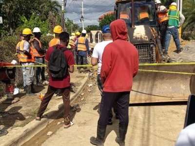 Trabajador queda atrapado bajo escombros en obras del Inapa en Licey al Medio
